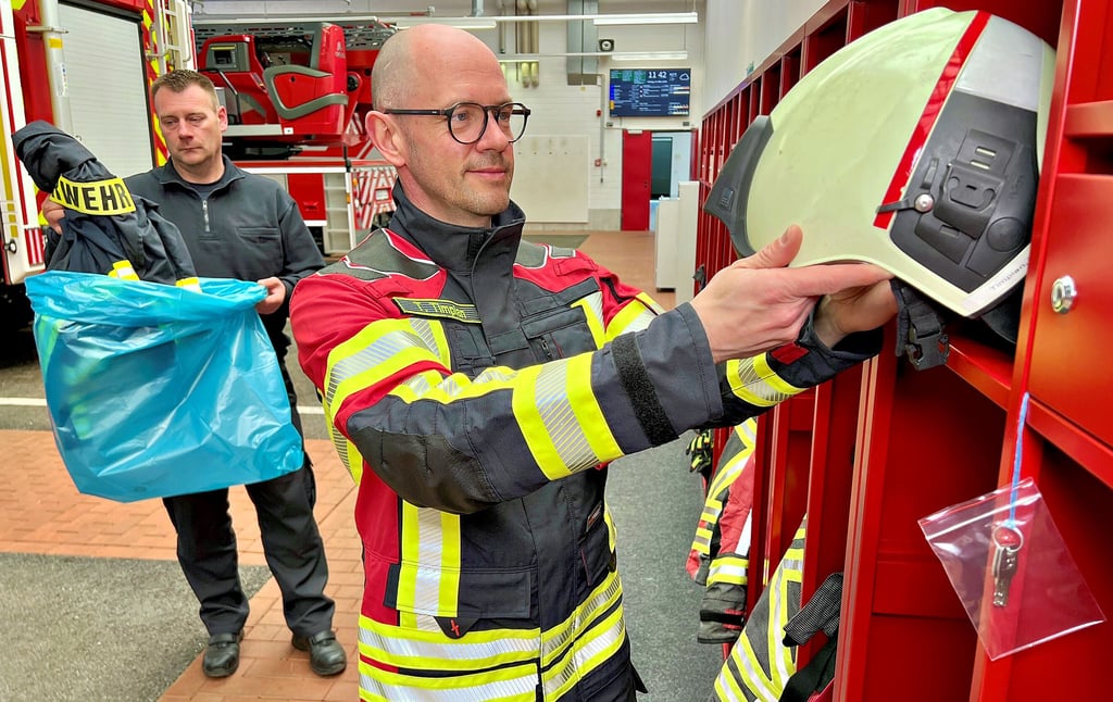 Bernburgs Stadtwehrleiter Tilo Timplan (vorne) hat sich die leichtere Einsatzbekleidung, die für Vegetationsbrände und Technische Hilfeleistungen bequemer zu tragen ist, bereits übergestreift. Derweil mottet Christian Valdix, zuständig für das Bekleidungsmanagement, die alten Sachen ein.