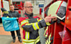 Bernburgs Stadtwehrleiter Tilo Timplan (vorne) hat sich die leichtere Einsatzbekleidung, die für Vegetationsbrände und Technische Hilfeleistungen bequemer zu tragen ist, bereits übergestreift. Derweil mottet Christian Valdix, zuständig für das Bekleidungsmanagement, die alten Sachen ein.