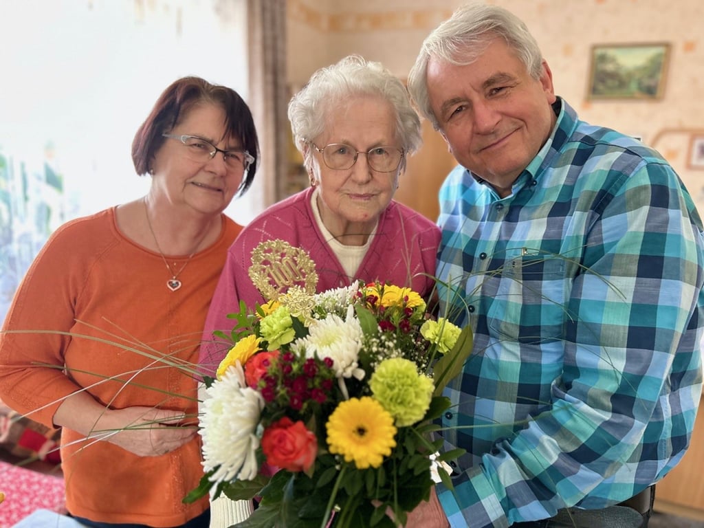 Gertrud Kunze aus Ziegelrode ist im März 2025 100 Jahre alt geworden. Hier gratulieren ihr ihre Kinder Christa Constantin und Siegfried Kunze.