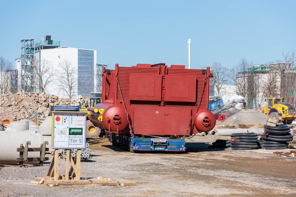 Blick auf die Baustelle von Biobased Chemicals wurde der 62 Tonnen schwere Gasdruckkessel mit einer Breite von 6,85 m durch die Firma Gustav Seeland GmbH geleifert. Für die Strecke Leuna nach Alttröglitz brauchte der Transport fast vier  Stunden. Der  Kessel steht erstmal auf einer vorübergehenden Ablage.