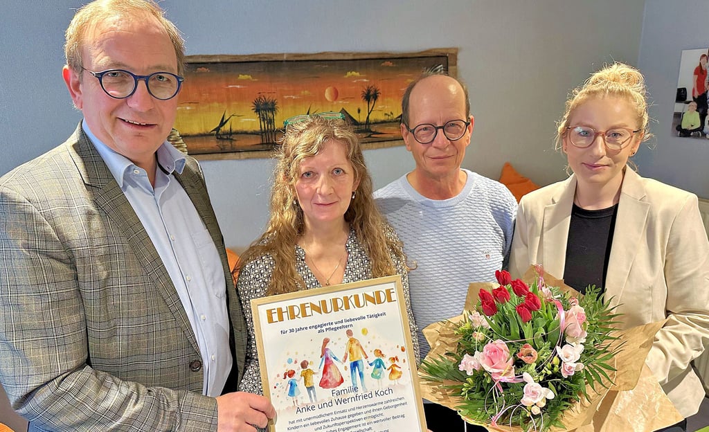 Landrat Markus Bauer (links) und Fachdienstleiterin Josephin Warthmann (rechts) bedankten sich bei Anke und Wernfried Koch für 30 Jahre Engagement als Pflegeeltern.