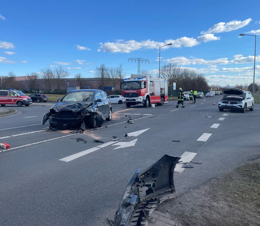 Bei der Kollision zweier Autos zwischen Sangerhausen und Oberröblingen sind zwei Menschen verletzt worden.