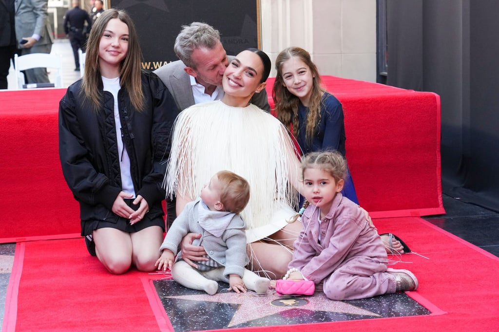 Mit Ehemann und ihren vier gemeinsamen Töchtern posiert Gal Gadot auf dem „Walk of Fame“.