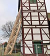 Der Wenzer Glockenturm  wird seit Dezember 2019  mit starken Holzbalken notgesichert. Daraus wird im Frühjahr sogar eine langfristige Sicherung, weil die Gelder für eine Sanierung noch immer fehlen. 