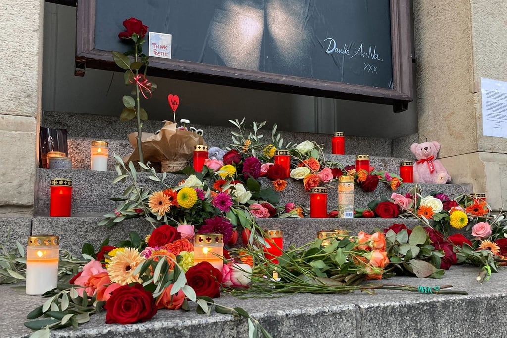Am Theater des Westens können Fans Blumen in Erinnerung an Anna R. niederlegen.