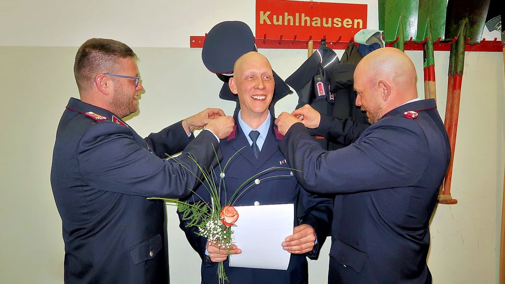 In Kuhlhausen wurde Wehrleiter Marcel Göhler zum Oberlöschmeister befördert. Stadtwehrleiter Marvin Schmidt (links) und der stellvertretende Kuhlhausener Wehrleiter Andy Lange tauschten die Schulterstücken aus.