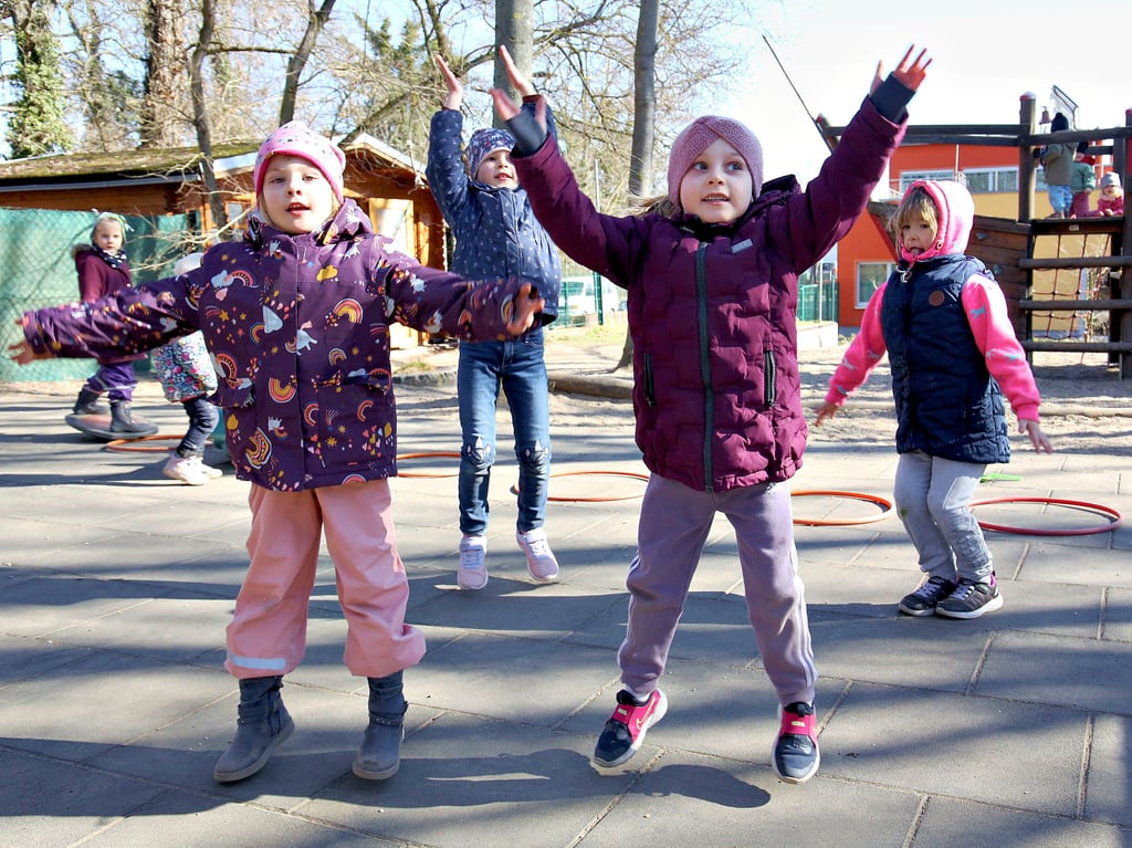 Selbst auf dem Spielplatz werden die täglichen Hampelmänner absolviert.