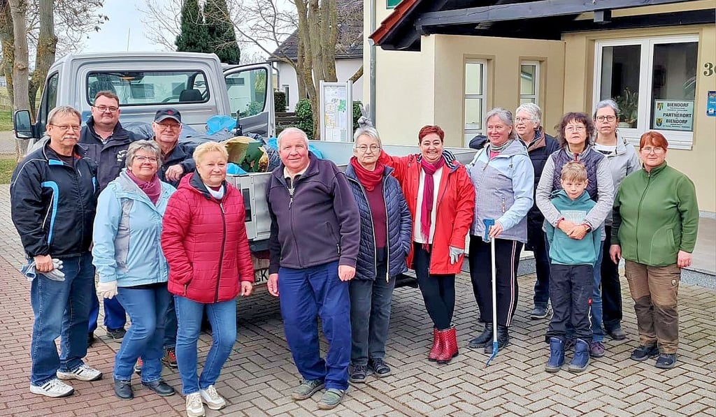 Freiwillige aus Biendorf haben eine Anhängerladung voll Müll gesammelt.