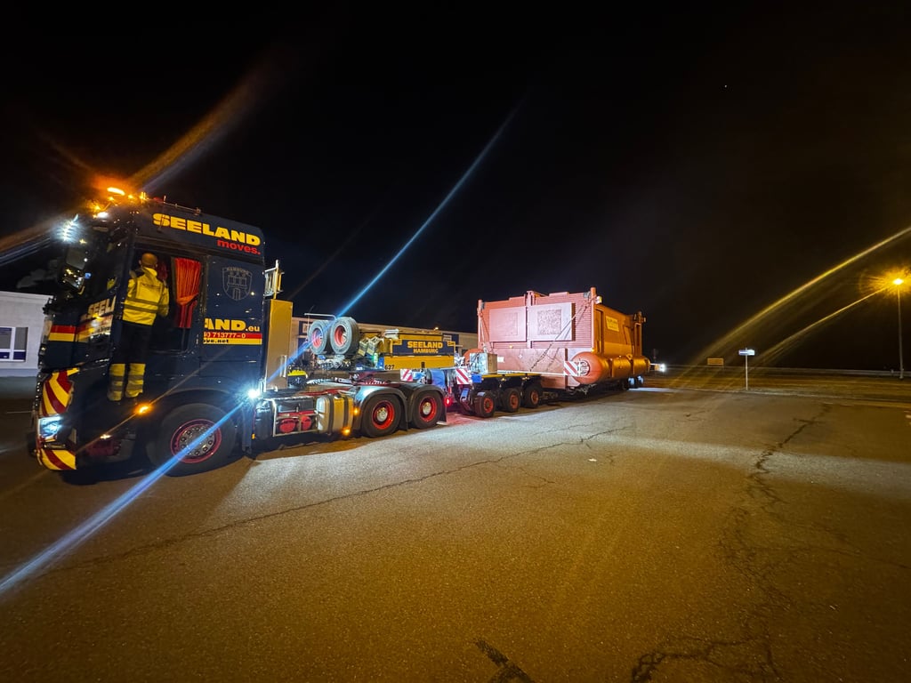 Schwerlasttransport auf dem Weg zum Chemiepark Zeitz.