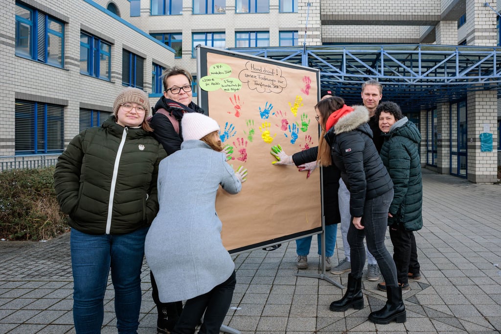 Mitglieder der Gewerkschaft Verdi fordertenim Januar vor dem SRH-Klinikum in Zeitz im Rahmen einer Aktion der Dienstleistungsgewerkschaft Lohnanpassungen. Dass sie hinter den Forderungen stehen, bekundeten Mitarbeiter mit einem Handabdruck, deshalb stand die Aktion auch unter dem Motto „Hand drauf!“ Gefordert wird eine Lohnerhöhung von acht Prozent, mindestens 350 Euro.