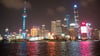 Pudong auf der anderen Seite des Huangpu-Flusses: abendlicher Ausblick von Shanghais Uferpromenade The Bund aus.