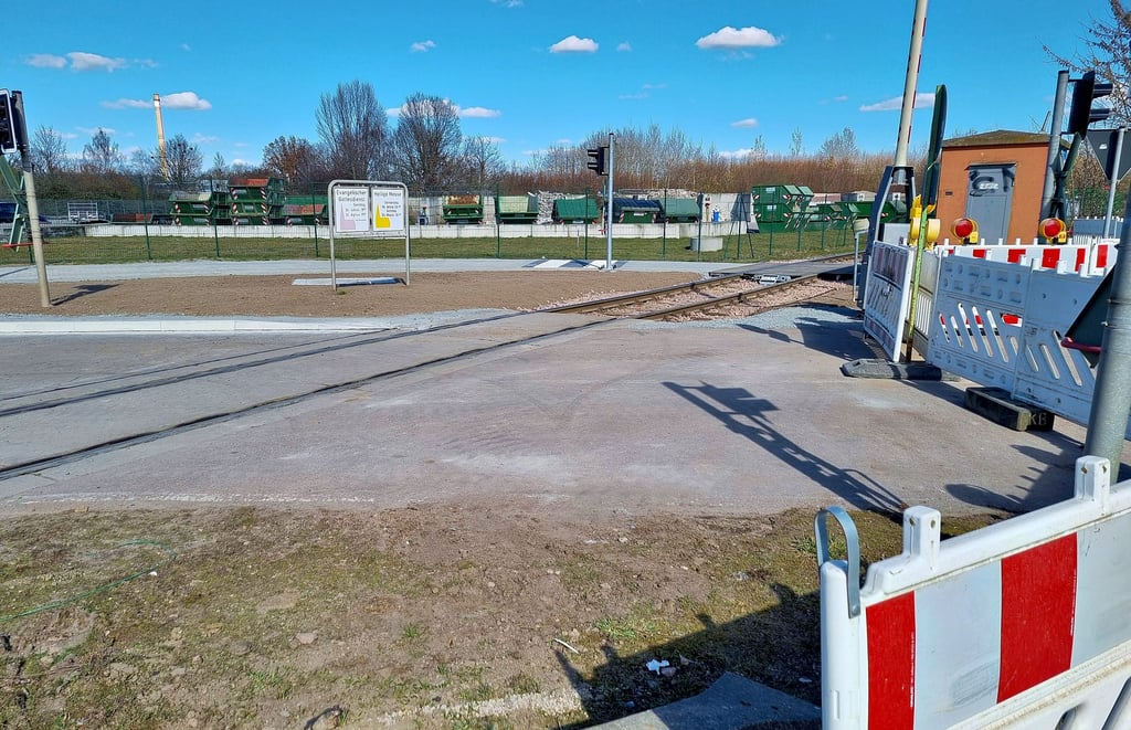 Obwohl der Bahnübergang auf der Prosigker Kreisstraße am Betonwerk Abel fertig ist, bleibt er bis Anfang April gesperrt.