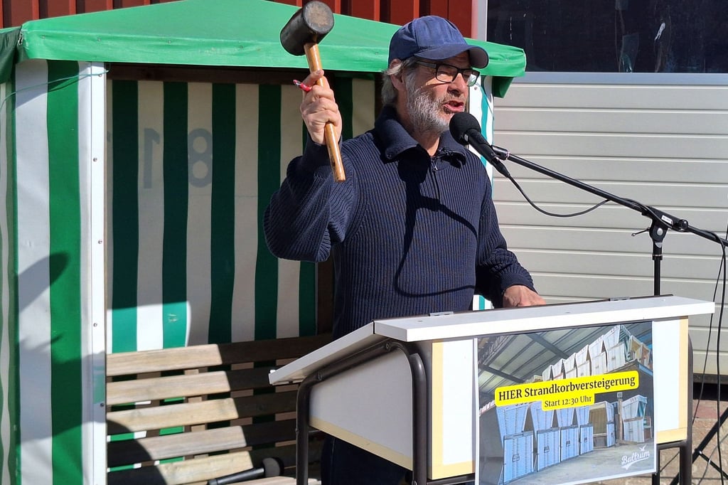 Jens Gaiser versteigert auf der ostfriesischen Insel Baltrum ausgediente Strandkörbe.