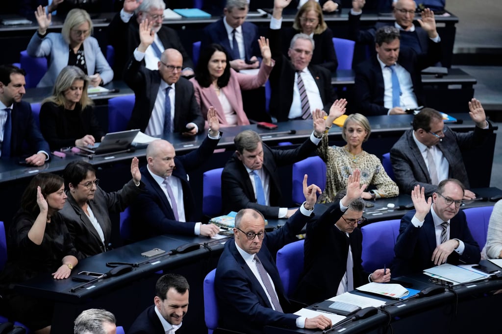 Der Bundestag hat am Dienstag mit Zwei-Drittel-Mehrheit ein hunderte Milliarden Euro schweres Schuldenpaket beschlossen.