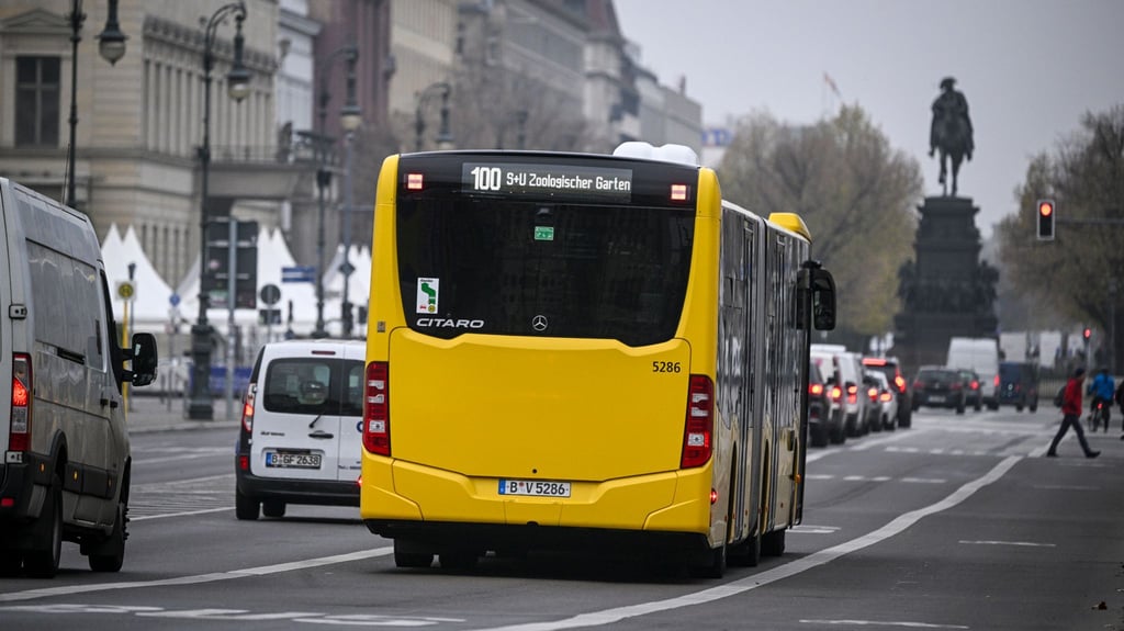 Ein Gericht hat die Schaffung der Busspur auf dem Boulevard Unter den Linden im Eilverfahren für rechtens erklärt. (Symbolfoto)