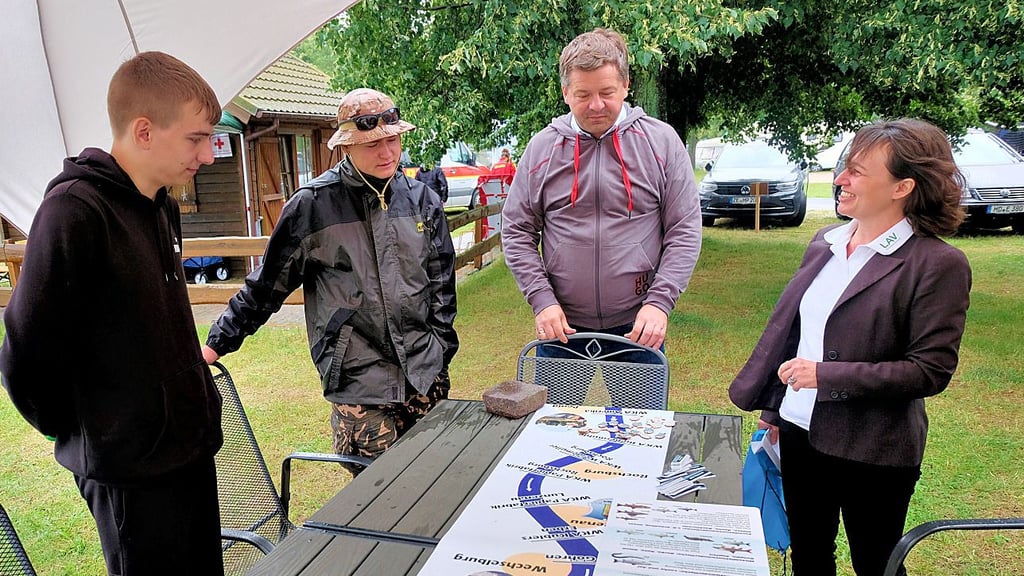 Im vergangenen Jahr hat Minister Sven Schulze (2. v. r.) das Jugendcamp des Landesanglerverbandes am Prettiner Kiessee besucht.