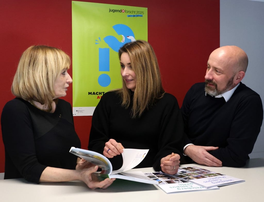 Petra Sachse (l.), die viele Jahre den Fachbereich Wirtschaft der Stadt Halle leitete, fungiert beim Welcome Service am Technologiepark Weinberg Campus als Ansprechpartnerin. Rechts Bert-Morten Arnicke, Bereichsleiter Marketing und Kommunikation für den Technologiepark