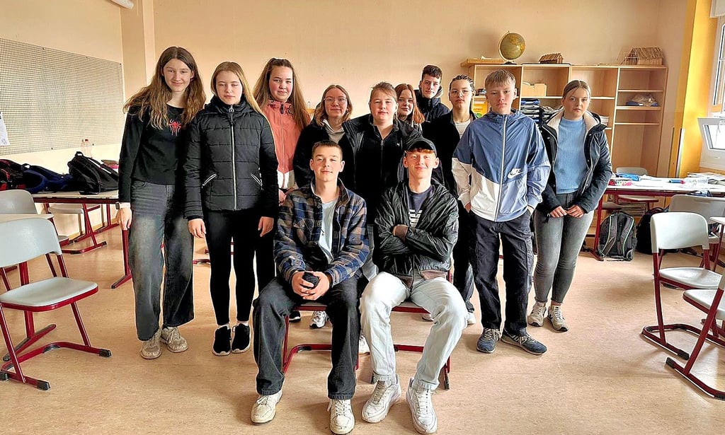 Im Schülerzeitungsworkshop mit dem „fjp>media Verband junger Medienmacher“ lernen die Schüler der 8a der Jessener Sekundarschule Nord, wie sie ihre eigene Schülerzeitung herausbringen können. Die Redaktion mit Chefredakteur Max Schätz (Mitte, helle Hose) hat sich gefunden.