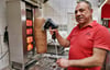 Hasan Gümül vekauft seit zwölf Jahren Döner im „Rosen-Döner“ in der Rathenau-Straße. Zu Beginn kostete er die Hälfte vom heutigen Preis. 