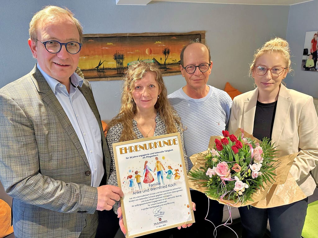 Landrat Markus Bauer (links) und Fachdiensleiterin Josephin Warthmann (rechts) bedankten sich bei Anke und Wernfried Koch für 30 Jahre Engagement als Pflegeeltern.