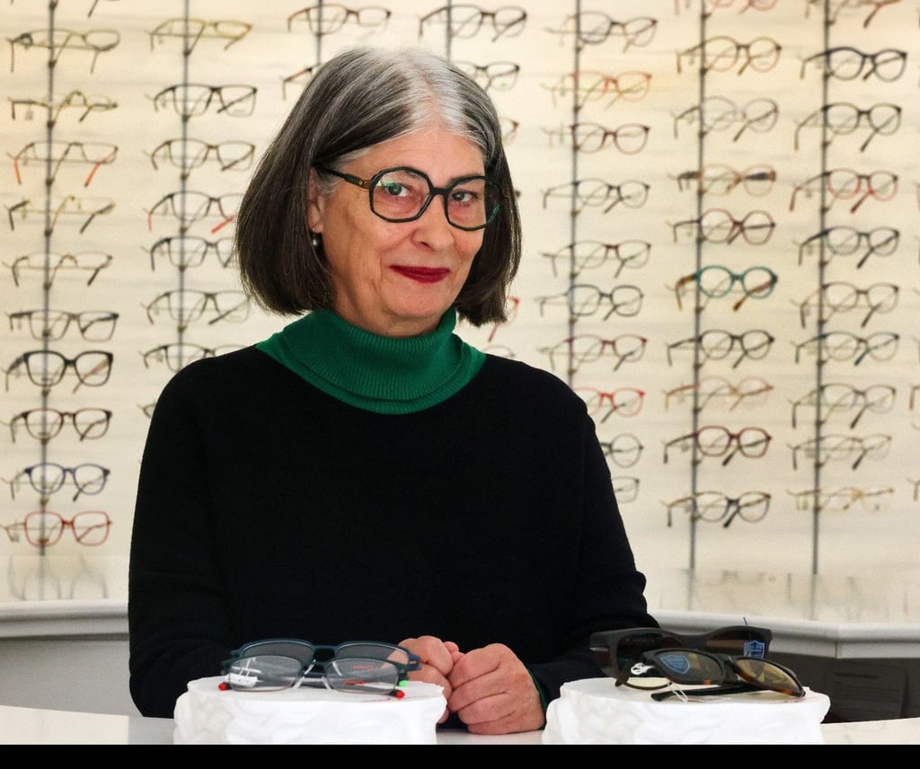 Brit Donecker, hier in der Filiale Kröllwitz, wird ihr Augenoptiker-Geschäft in der Schmeerstraße schließen.