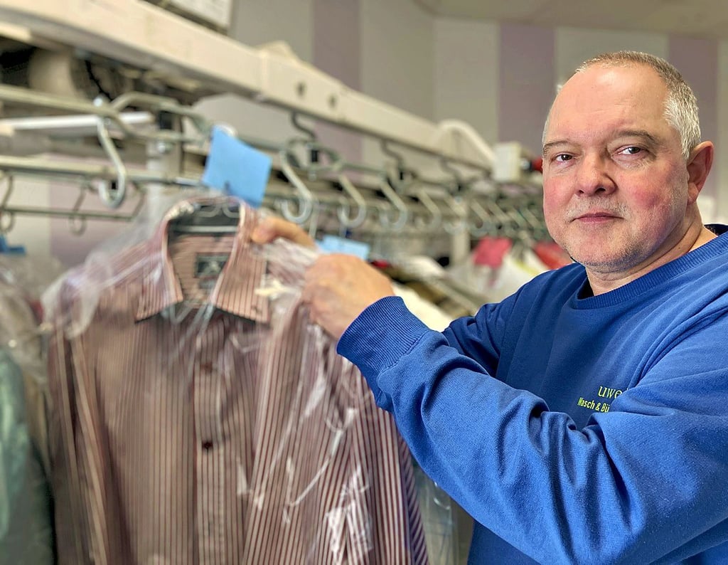 Uwe Rooke hat den Wäscheservice an der Halleschen Straße und bekam die Kündigung für sein Geschäft.