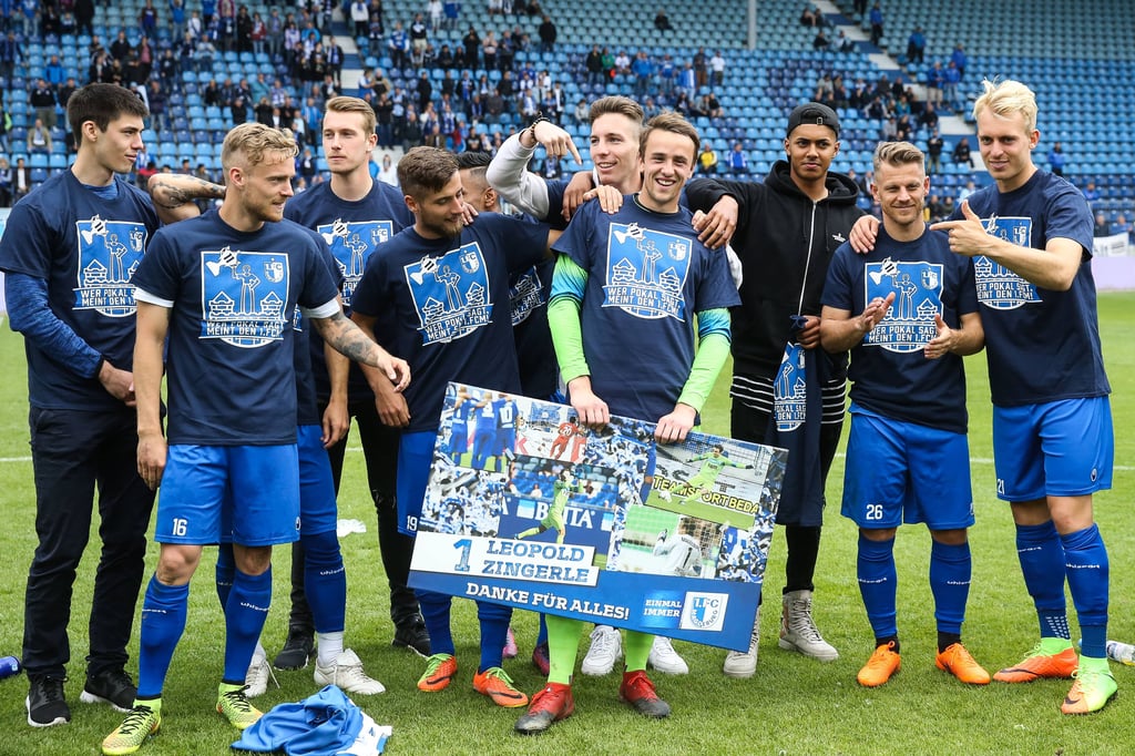 Als Landespokalsieger 2017 wurde Leopold Zingerle (4.v.r.) beim 1. FC Magdeburg verabschiedet. Der Keeper wäre damals gerne beim FCM geblieben, machte anschließend aber dennoch Karriere.