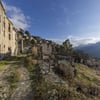 Völlig verlassen liegt das Geisterdorf Gairo Vecchino in der hügeligen Landschaft Sardiniens.