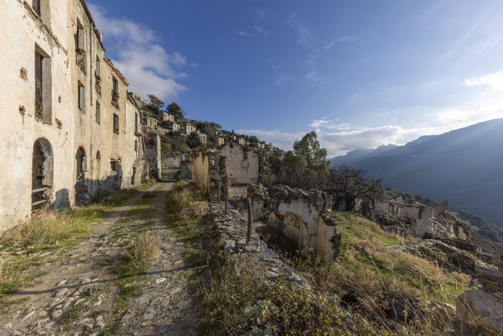 Völlig verlassen liegt das Geisterdorf Gairo Vecchino in der hügeligen Landschaft Sardiniens.