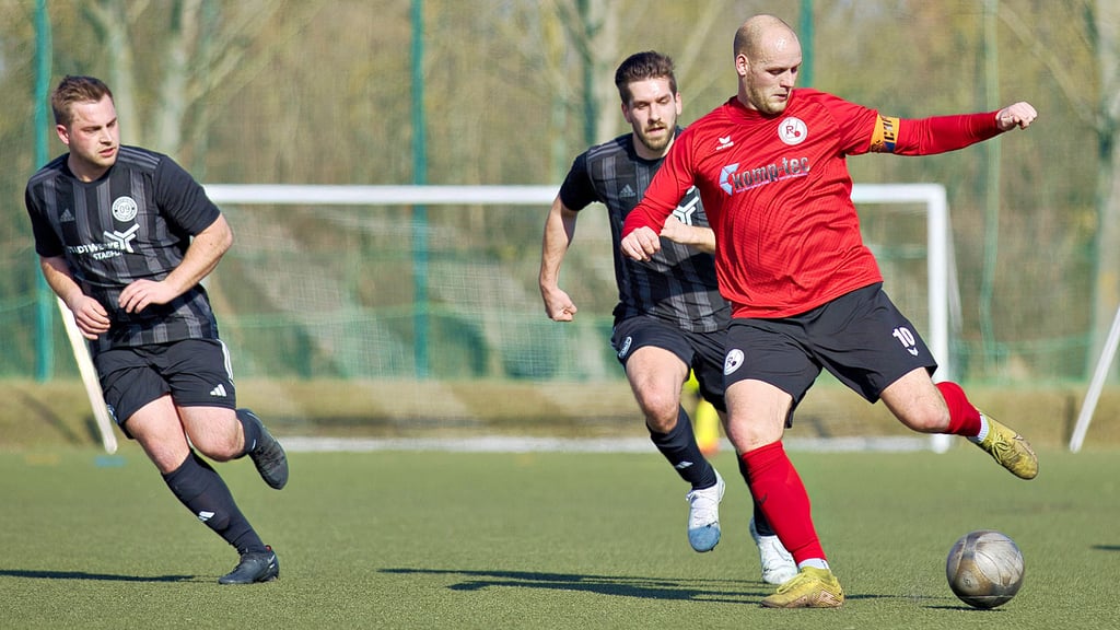 Rotation Aschersleben, hier mit Mittelfeld-Akteur Benjamin Fischer am Ball, gewann daheim gegen den SV Staßfurt II mit 5:3.