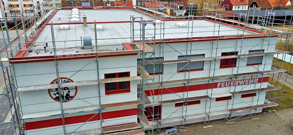 Das Feuerwehrgebäude an der Magdeburger Straße ist eingerüstet.