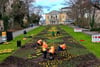 Zwei Tage wurden Tausende Blumen vor der Oper gepflanzt.