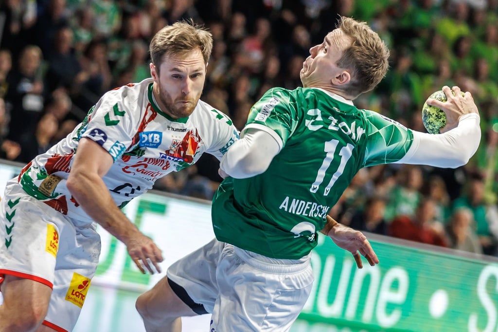 Im Dezember in einer kniffligen Szene verwickelt: Berlins Lasse Andersson (r).