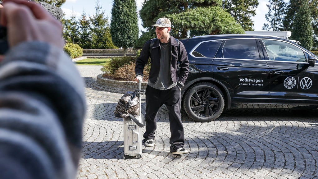 Ankunft im Teamhotel in Dortmund: RB-Nationalspieler David Raum.