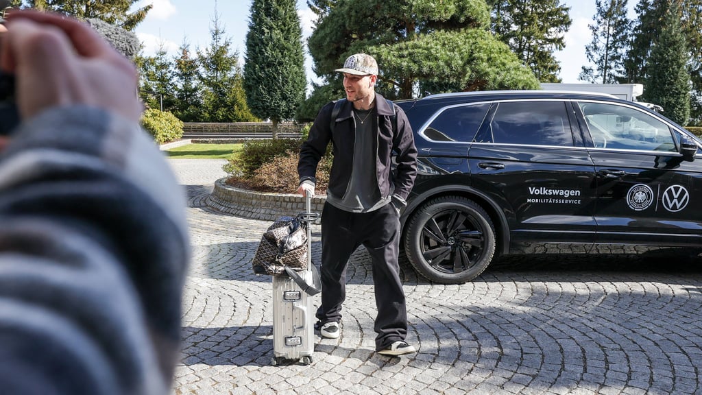 Ankunft im Teamhotel in Dortmund: RB-Nationalspieler David Raum.