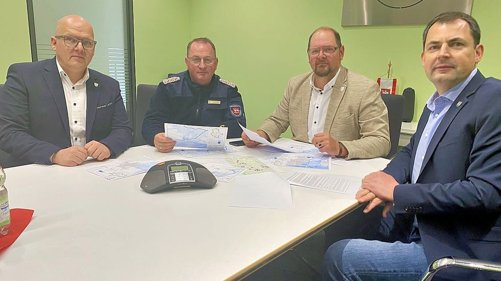 Sie waren zufrieden mit dem Verlauf der Übung: Jens Sips (v.l.), Kreisbrandmeister Matthias Schumann, Landrat Martin Stichnoth und Uwe Baier.