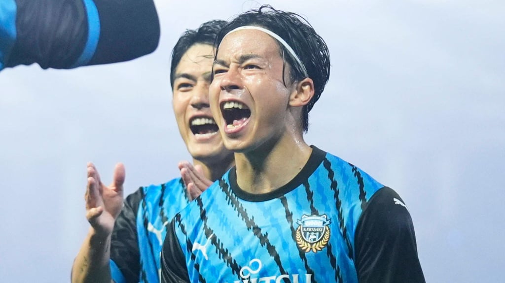 Ex-Magdeburger Tatsuya Ito (re.) bejubelt seinen Treffer für Kawasaki Frontale.