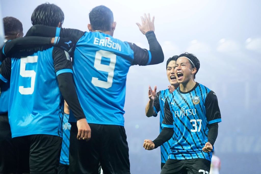 Ex-Magdeburger Tatsuya Ito (re.) bejubelt seinen Treffer für Kawasaki Frontale.