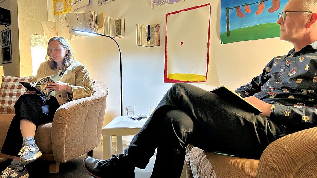 Hélène Laurain liest im Theatersaal der Ascherslebener Kreativwerkstatt aus ihrem Buch „Bis alles brennt“ und stellt sich den Fragen von Jörg Blencke.
