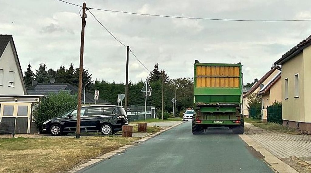 Die Initiatoren des Einwohnerantrages haben der Volksstimme unzählige Fotos geliefert, die das Befahren des Lieferverkehrs zur und von der Biogasanlage durch die anliegenden Ortschaften belegen. Hier auf dem Foto zum Teil über den Gehweg in Nedlitz.