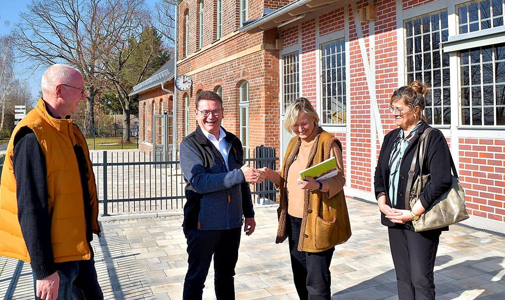 Udo Mänicke (2.v.l.) Vorsitzender des LAG Naturpark Saale-Unstrut-Triasland , und Kerstin Beckmann, Bürgermeisterin der VG Wethautal (2.v.r.), haben gut lachen , denn Mänicke konnte für den Jugendbahnhof in Osterfeld Leaders-Fördergeld verteilen. Ebenfalls im Foto: Hausleiter Frank Ellmerich und VG-Mitarbeiterin Beate Thomas.