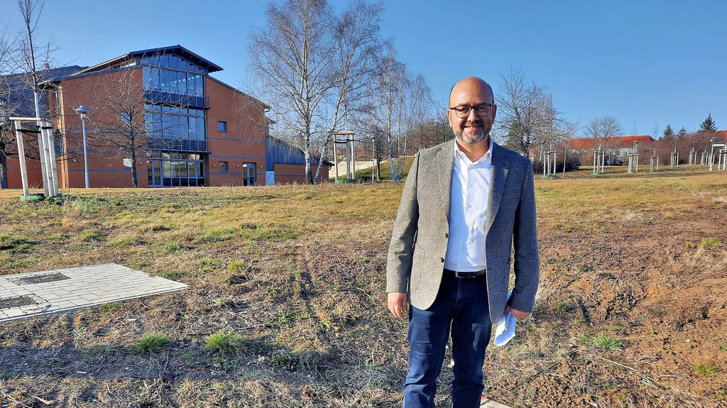 Warum sich der Hohenmölsener Bürgermeisterkandidat und amtierende Rathauschef Andy Haugk gern auf einer großen Wiese am Agricolagymnasium inmitten der Stadt zeigt? Weil dort ein Wohngebiet gebaut und damit neue Einwohner angelockt werden sollen.
