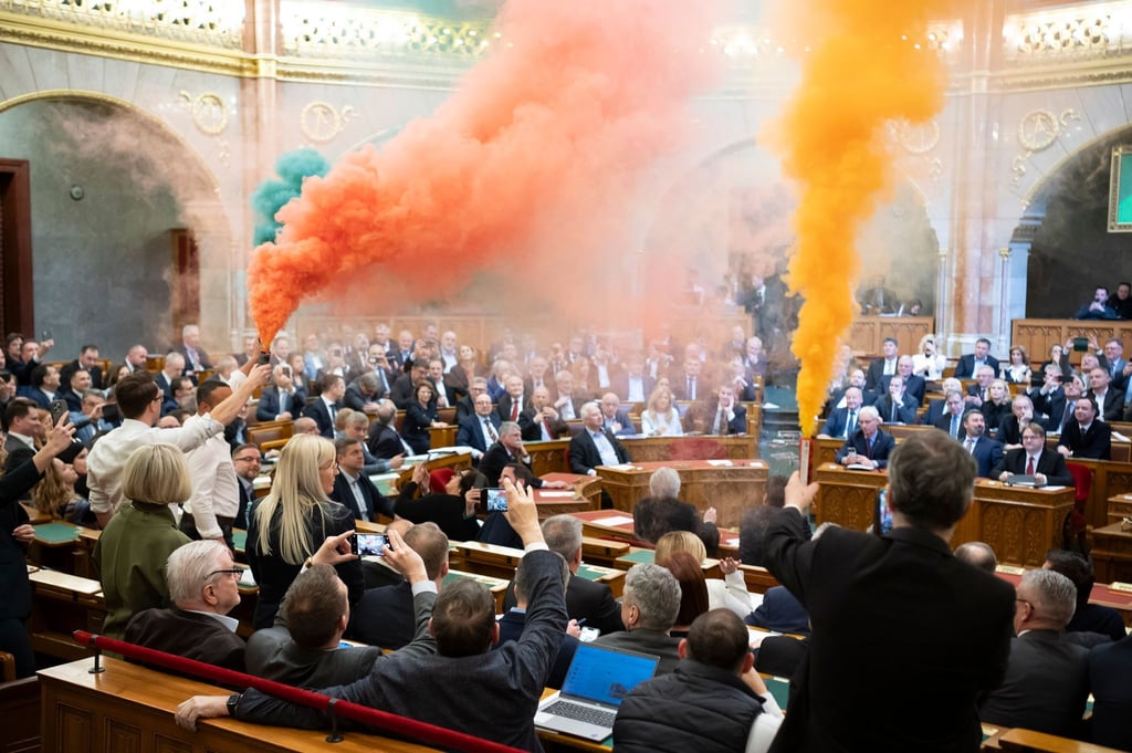 Begleitet von Rauchbomben, die Abgeordnete der Oppositionspartei Momentum im Plenarsaal entfachten, hat Ungarns Parlament ein Verbot der alljährlichen Pride-Paraden beschlossen, bei denen Menschen für die Rechte nicht heterosexueller Lebensformen demonstrieren.