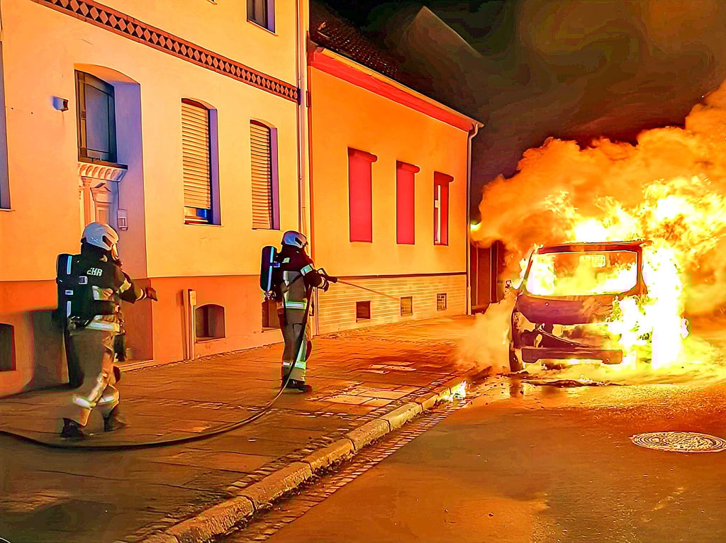 Bei einem der Einsätze gleich im Januar 2024 galt die Aufmerksamkeit der Feuerwehrleute einem brennenden Fahrzeug in der Gartenstraße.