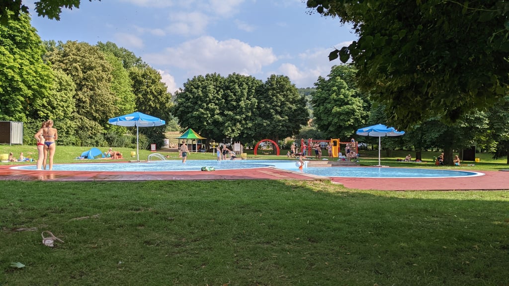 Direkt neben dem Campingplatz befindet sich das Schwimmbad.