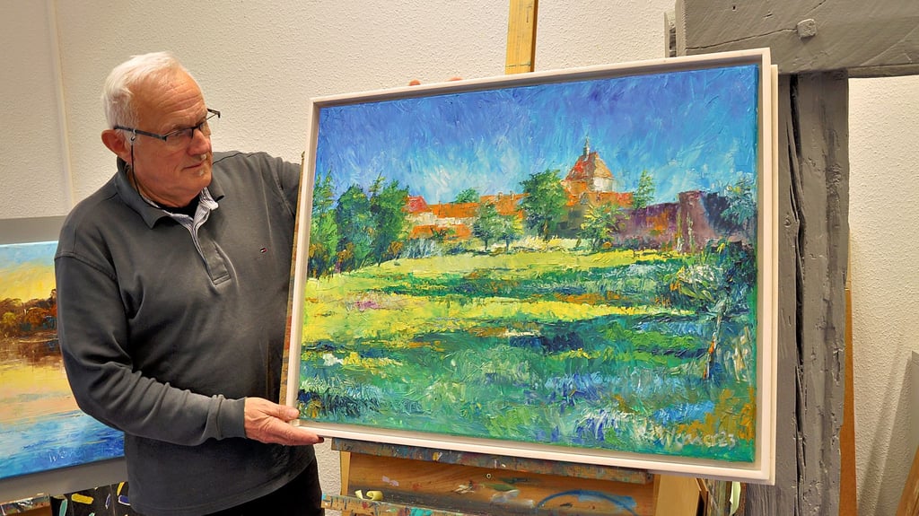 Dietmar Werner stellt in der Musik- und Kunstschule in Stendal seine Werke aus. Er malt unter anderem Landschaften aus der Altmark wie hier Arneburg.