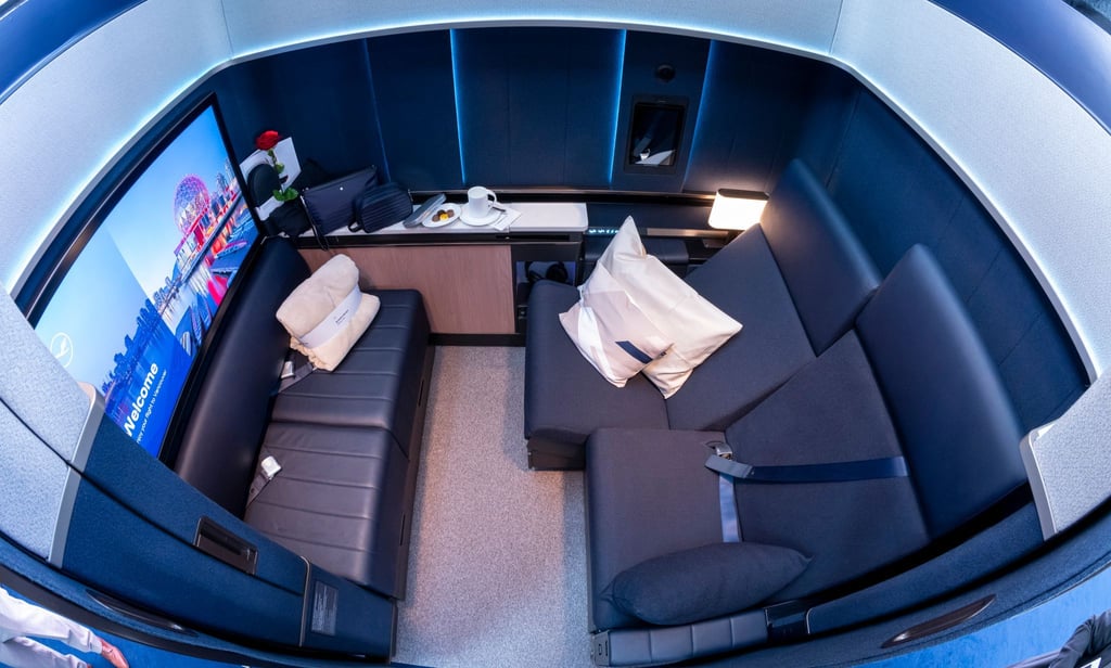 Eine First-Class „Allegris“-Kabine der Lufthansa. Die Sofasitze rechts im Bild lassen sich in ein Doppelbett umwandeln. (Foto: Archiv)