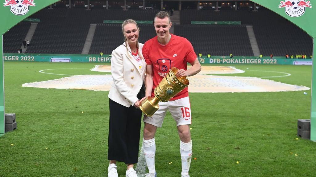 Lukas Klostermann, seine Frau Laura und der DFB-Pokal.