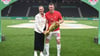 Lukas Klostermann, seine Frau Laura und der DFB-Pokal.