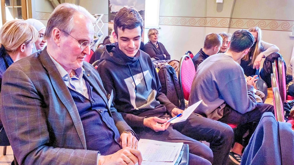 Wolfgang Savelsberg, bis zum Ruhestand bei der Kulturstiftung Dessau-Wörlitz, gehörte zu den Experten, die sich mit den jugendlichen Teilnehmern des 6. Gartenreich-Forums austauschten. Nach Wörlitz eingeladen hatte die Gesellschaft der Gartenreichfreunde. Es ging um die Wertschätzung von Kulturgütern.